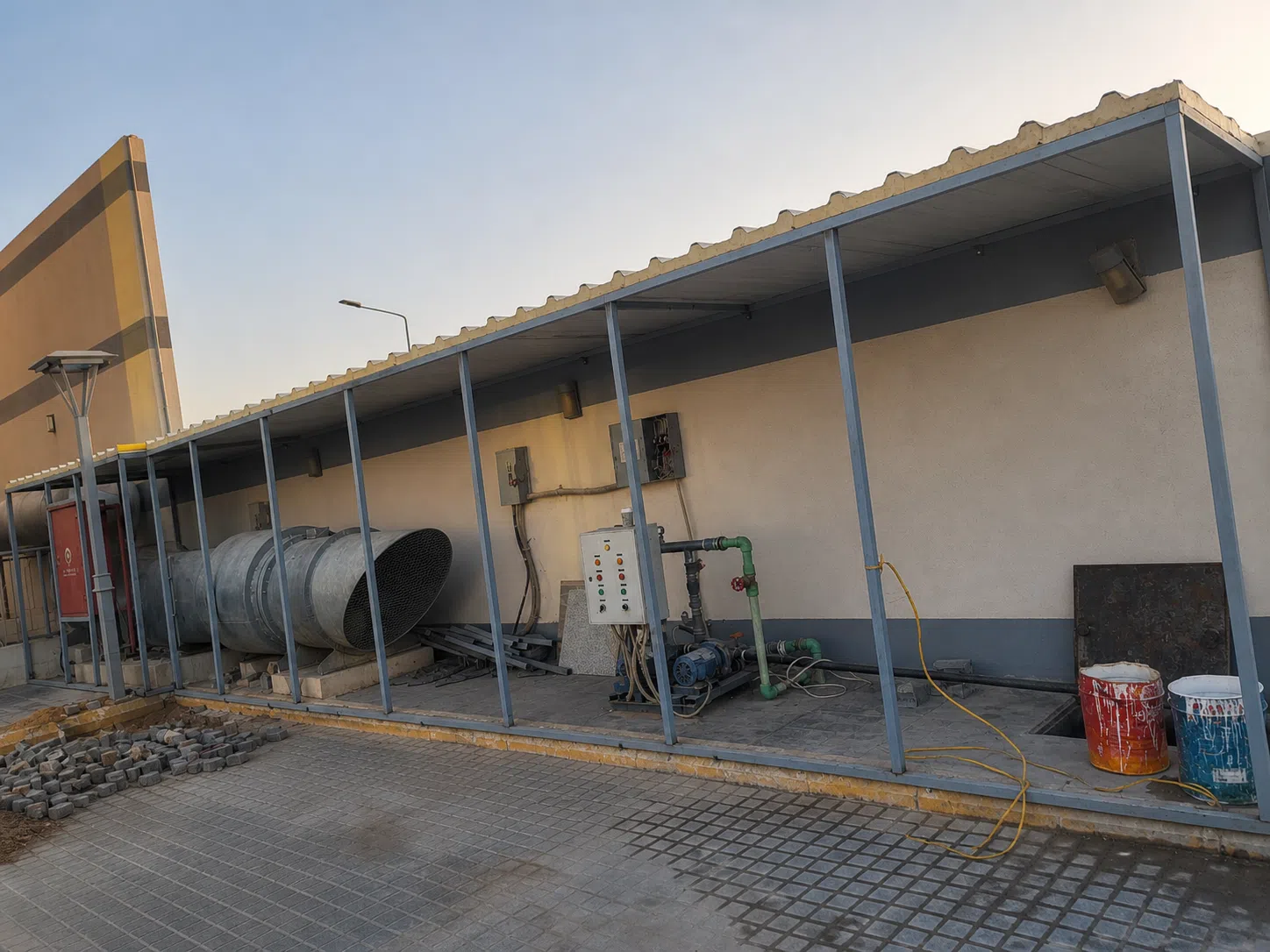 تركيب مظلة ساندوتش بانل لحماية وحدات التكييف واللوحات الكهربائية في الرياض